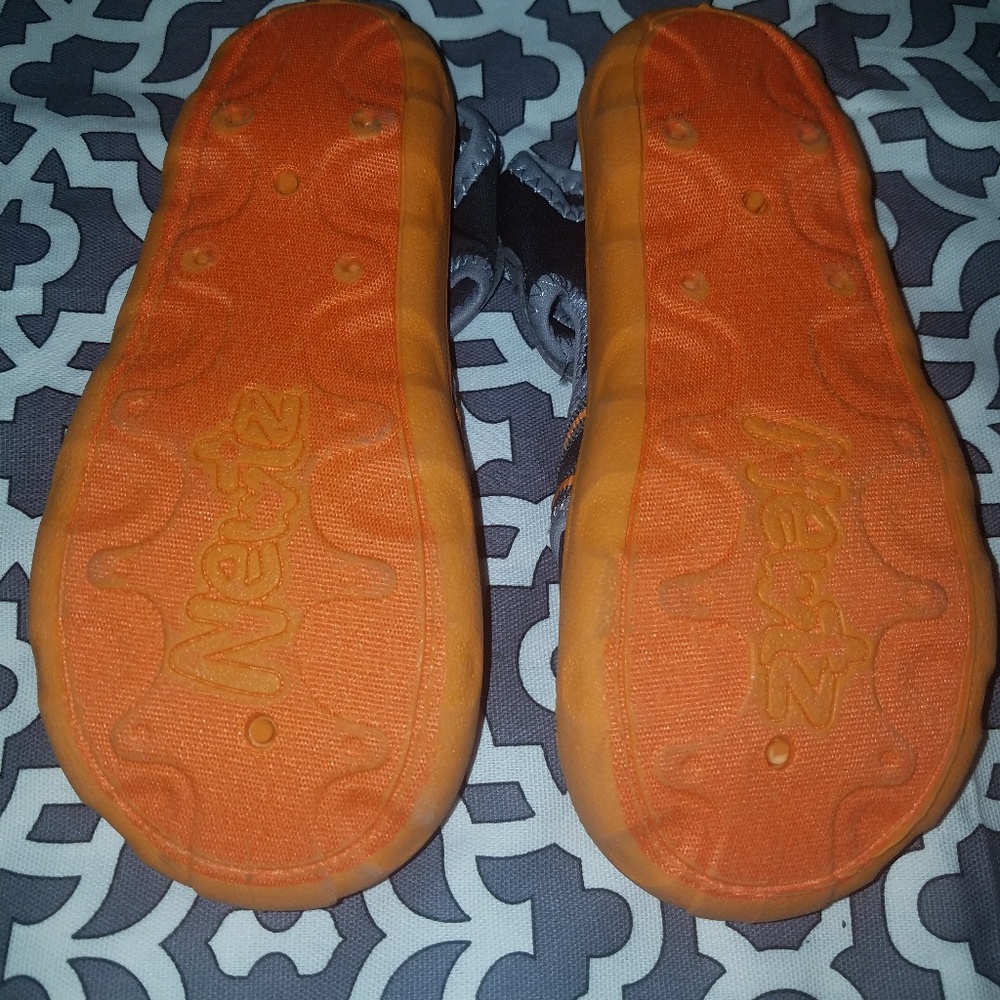 🍁 Newtz Boys beach sandals NWOT - Picture 2 of 5